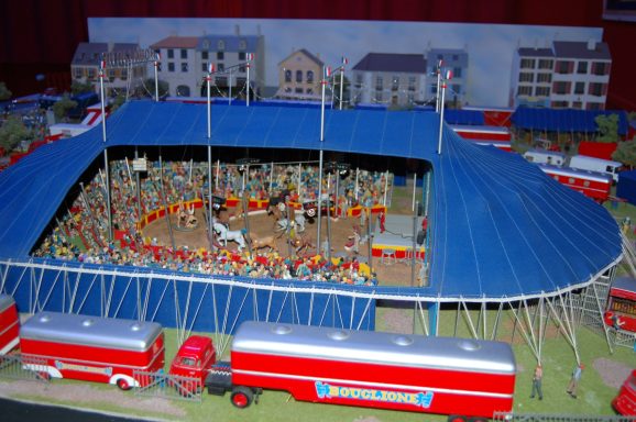 Maquette d'un cirque avec un chapiteau bleu